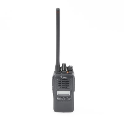 Radio Digital NXDN en la banda de VHF, rango de frecuencia 136-174MHz, sumergible IP67, analógico y digital, opera en sistemas trunking y convencional, 5W de potencia.
