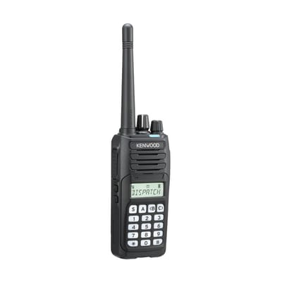 Radio Portátil VHF Digital NXDN / 136-174 MHz / 5 W / 260 Canales / IP67 / DTMF / Roaming / DMR Opcional vía Licencia
